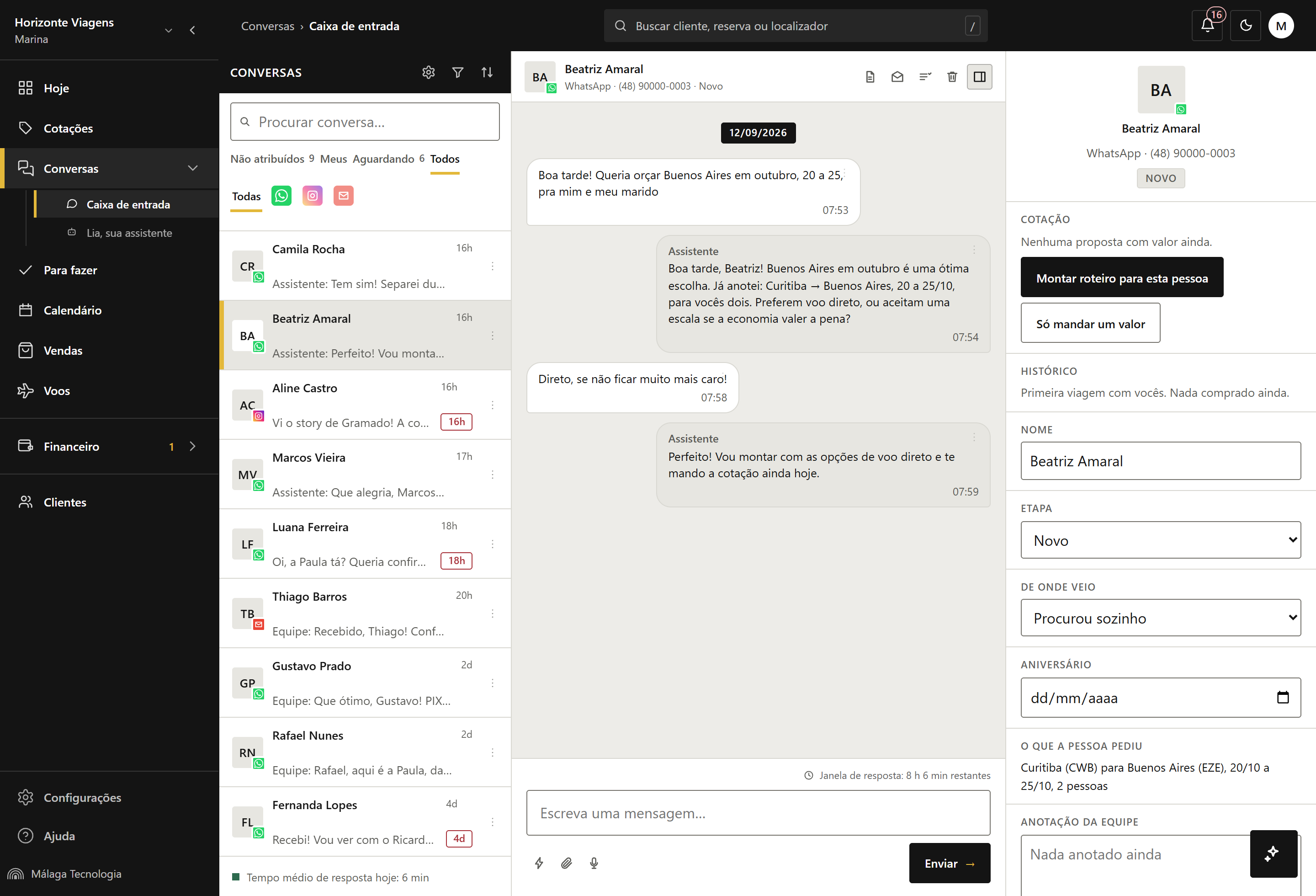 A caixa de entrada do Embarque com as conversas de WhatsApp, Instagram e e-mail numa lista só, e a atendente qualificando uma cliente