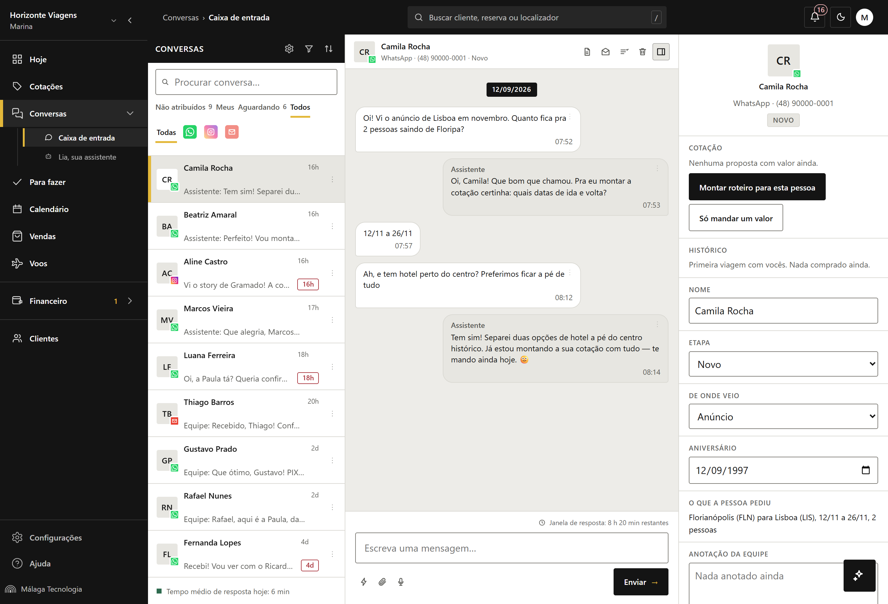 O Embarque inteiro numa tela: a lista de conversas, a atendente respondendo a cliente no WhatsApp e a ficha dela ao lado — etapa, cotação e histórico à vista